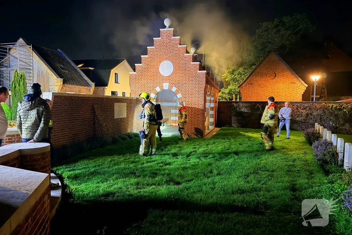 Brand verwoest monument bij kerkhof