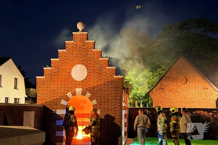 Brand verwoest monument bij kerkhof