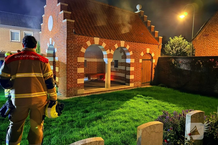Brand verwoest monument bij kerkhof