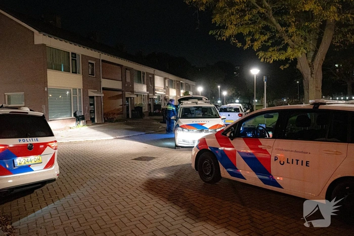 Politie valt woningen binnen na steekincident