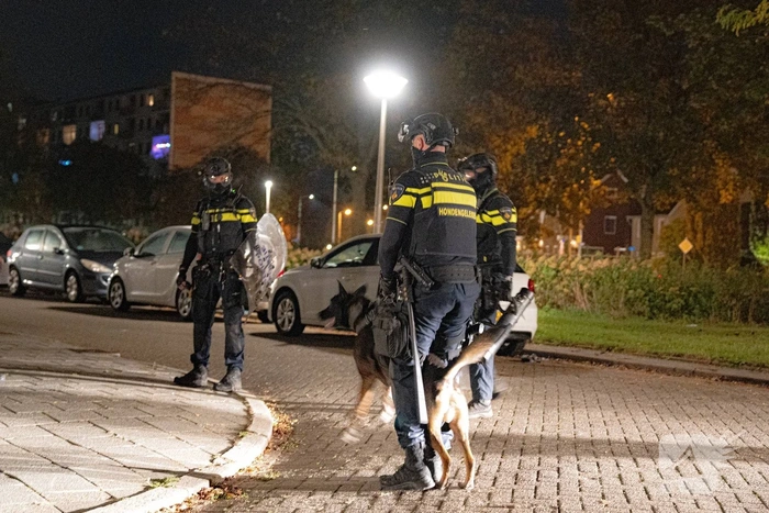 Politie valt woningen binnen na steekincident