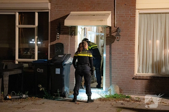 Politie valt woningen binnen na steekincident