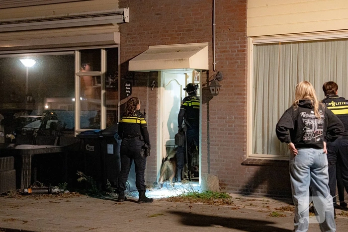 Politie valt woningen binnen na steekincident