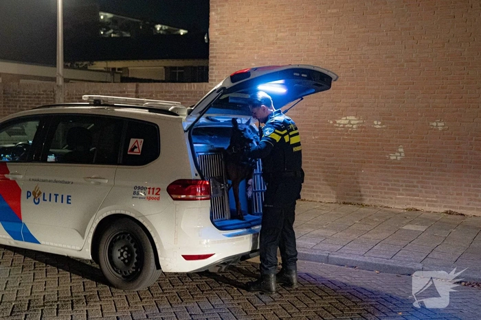 Politie valt woningen binnen na steekincident
