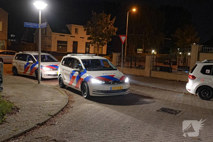 Politie valt woningen binnen na steekincident
