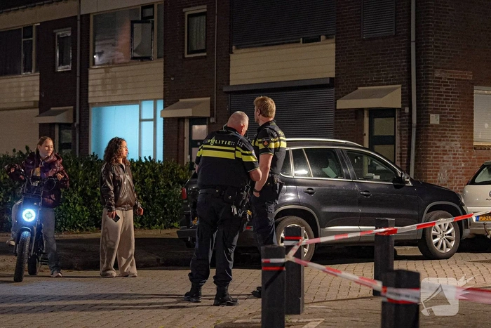 Politie valt woningen binnen na steekincident