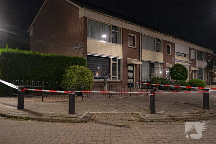Politie valt woningen binnen na steekincident