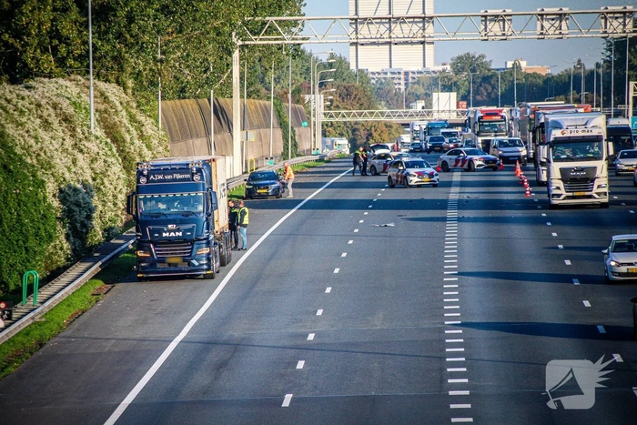 Aanrijding tussen vrachtwagen en automobilist leidt tot verkeerschaos
