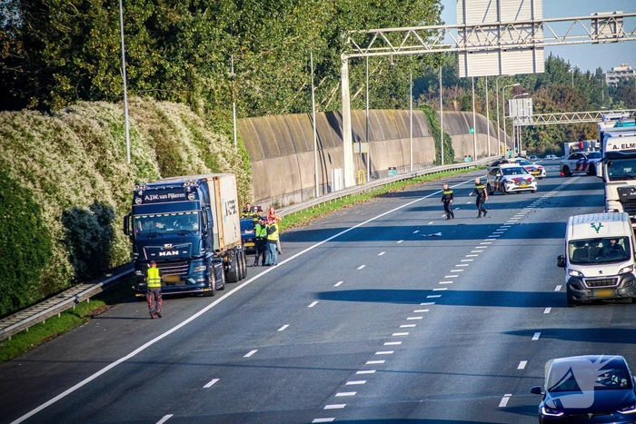 Aanrijding tussen vrachtwagen en automobilist leidt tot verkeerschaos