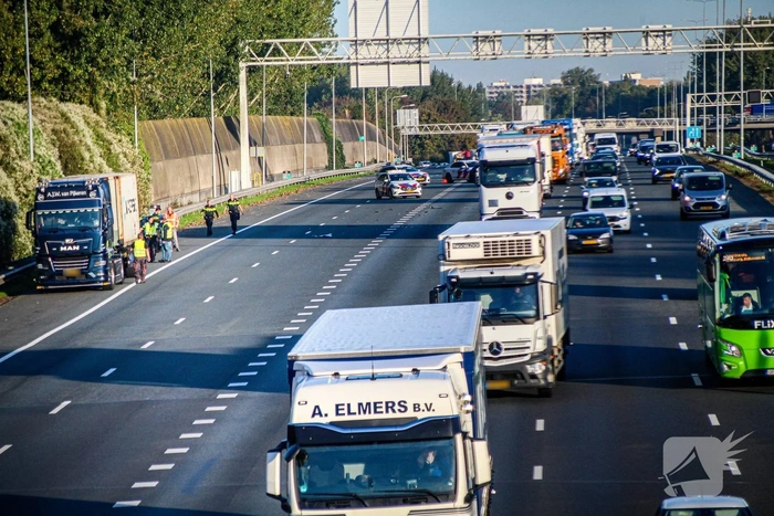 Aanrijding tussen vrachtwagen en automobilist leidt tot verkeerschaos