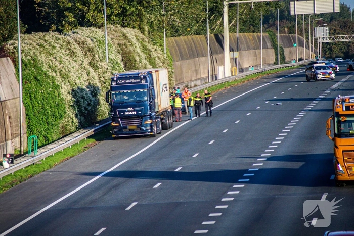 Aanrijding tussen vrachtwagen en automobilist leidt tot verkeerschaos