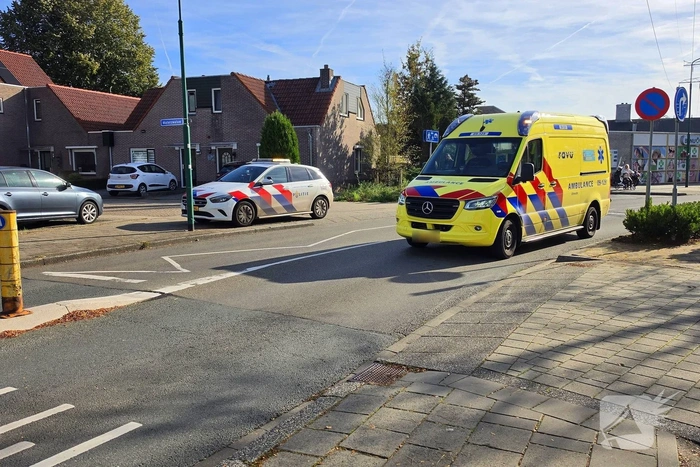 Fietser botst op auto bij oversteekpunt