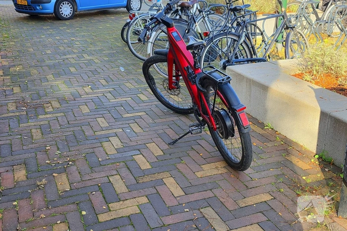 Fietser botst op auto bij oversteekpunt