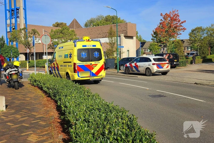 Fietser botst op auto bij oversteekpunt