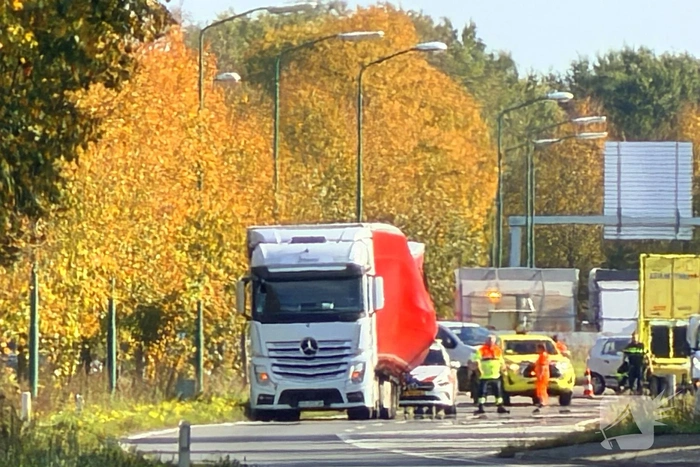 N264 afgesloten door doorgezakte vrachtwagentrailer
