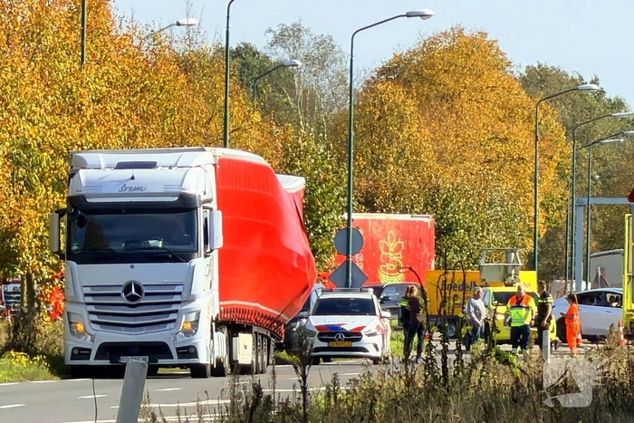 N264 afgesloten door doorgezakte vrachtwagentrailer