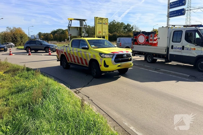 N264 afgesloten door doorgezakte vrachtwagentrailer