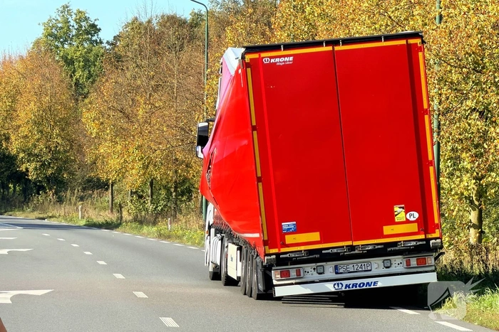 N264 afgesloten door doorgezakte vrachtwagentrailer
