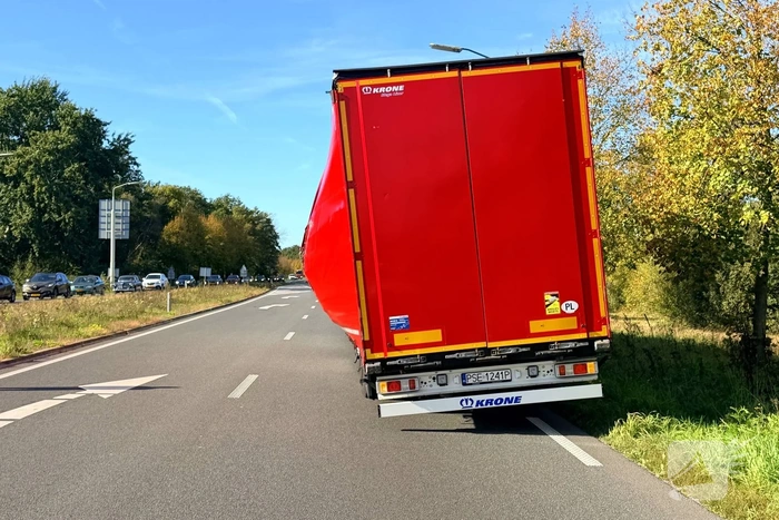 N264 afgesloten door doorgezakte vrachtwagentrailer