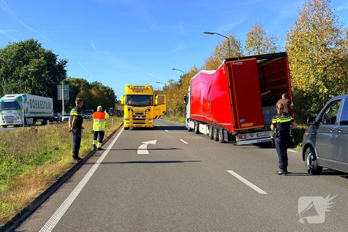 N264 afgesloten door doorgezakte vrachtwagentrailer