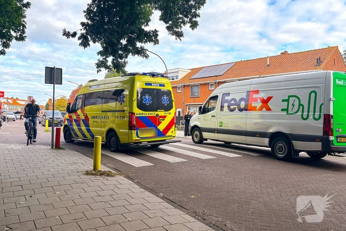 Voetganger aangereden door pakketbezorger