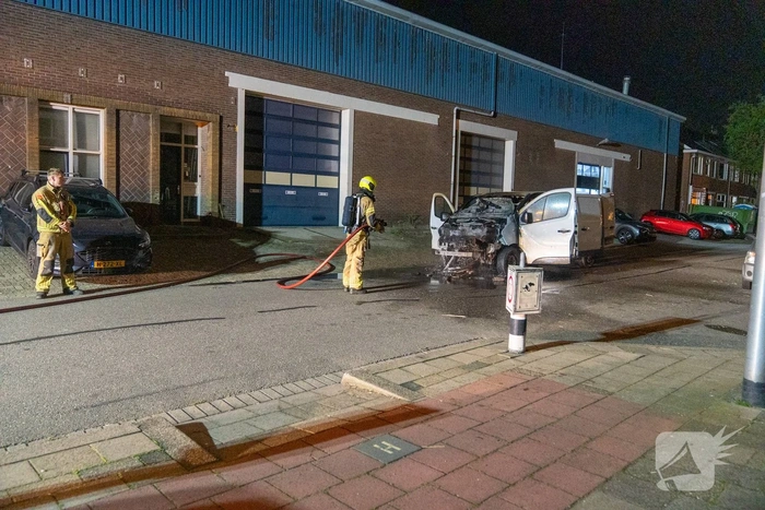 Bestelbus vat al rijdend vlam
