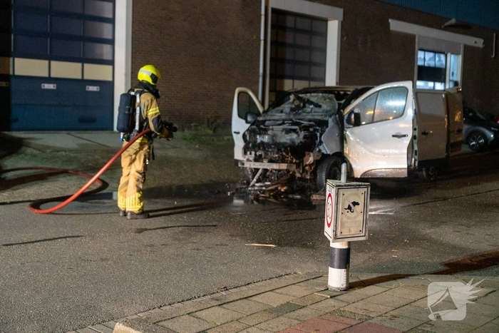 Bestelbus vat al rijdend vlam