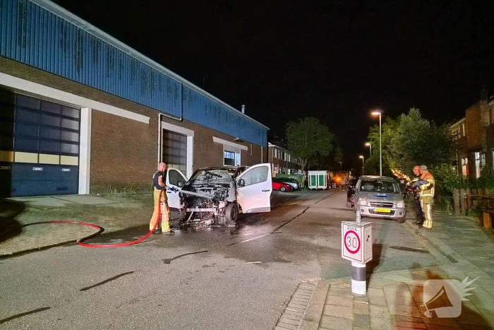 Bestelbus vat al rijdend vlam