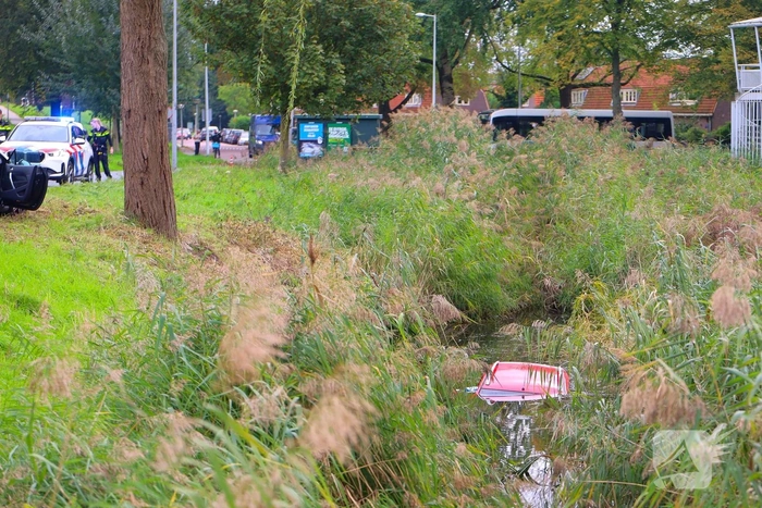 Auto in het water na aanrijding