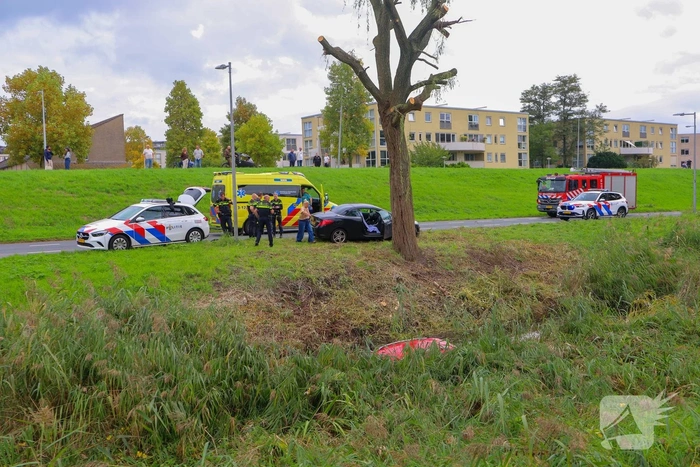 Auto in het water na aanrijding
