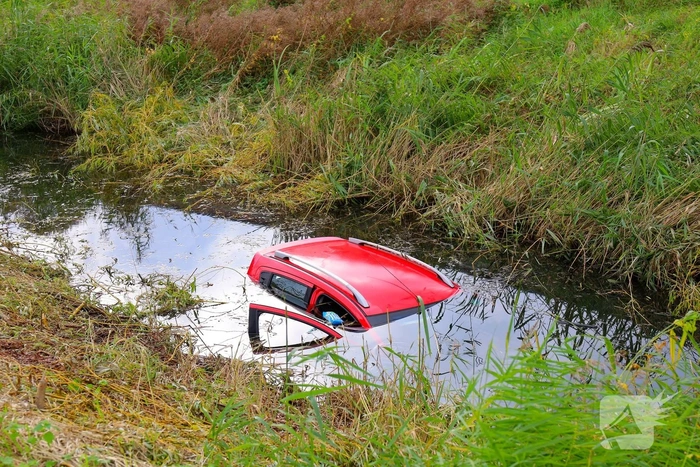 Auto in het water na aanrijding