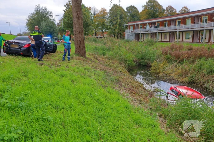 Auto in het water na aanrijding