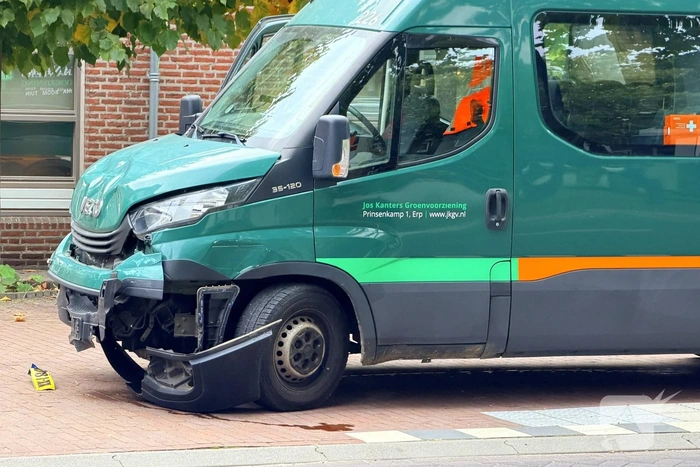 Aanrijding tussen auto's leidt tot verkeershinder