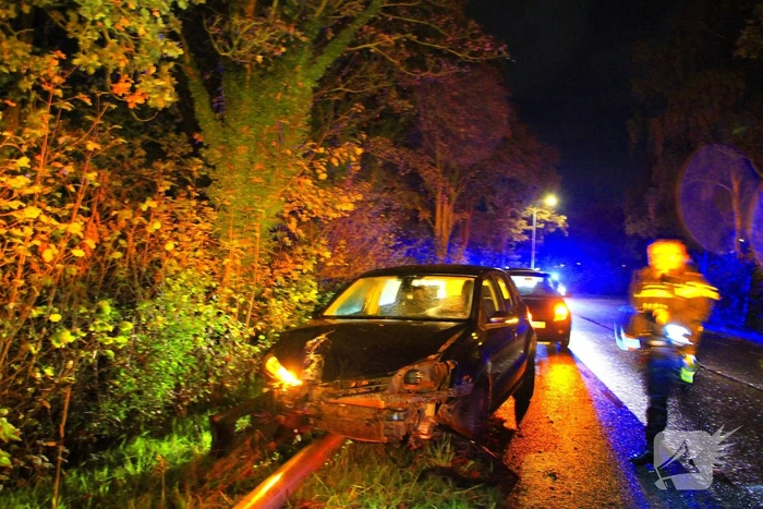Auto crasht tegen lantaarnpaal na uit de bocht vliegen