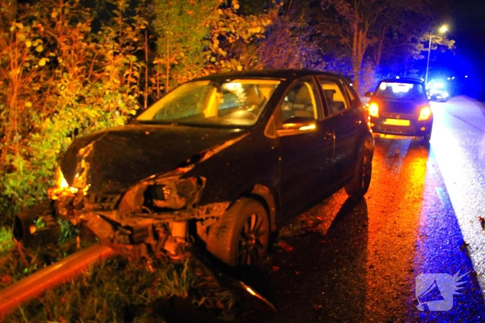 Auto crasht tegen lantaarnpaal na uit de bocht vliegen