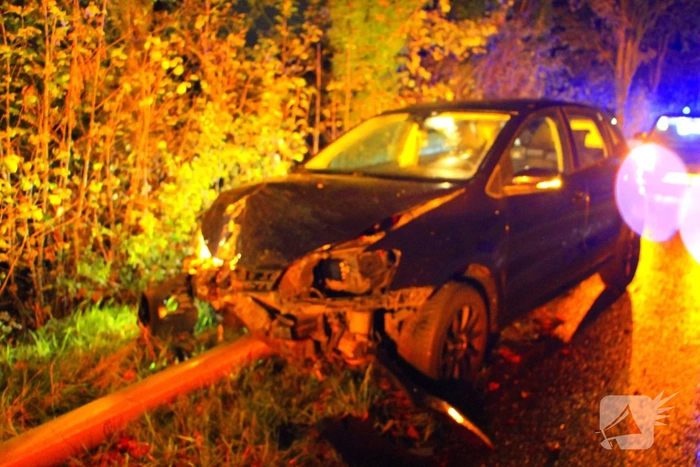 Auto crasht tegen lantaarnpaal na uit de bocht vliegen