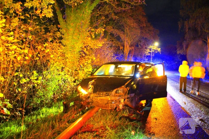Auto crasht tegen lantaarnpaal na uit de bocht vliegen