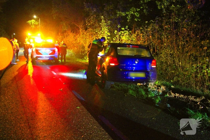 Auto crasht tegen lantaarnpaal na uit de bocht vliegen