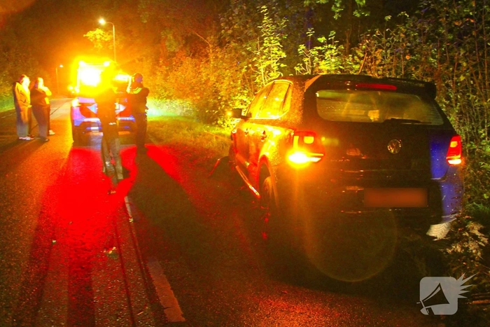 Auto crasht tegen lantaarnpaal na uit de bocht vliegen