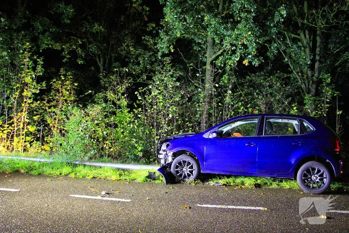 Auto crasht tegen lantaarnpaal na uit de bocht vliegen
