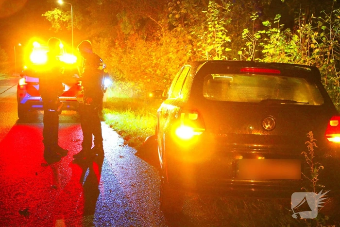 Auto crasht tegen lantaarnpaal na uit de bocht vliegen
