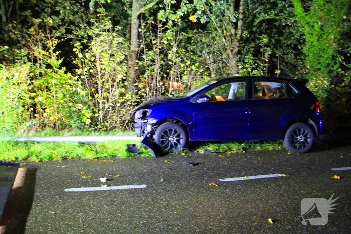 Auto crasht tegen lantaarnpaal na uit de bocht vliegen