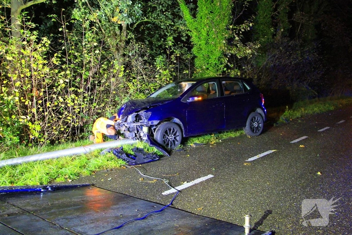 Auto crasht tegen lantaarnpaal na uit de bocht vliegen