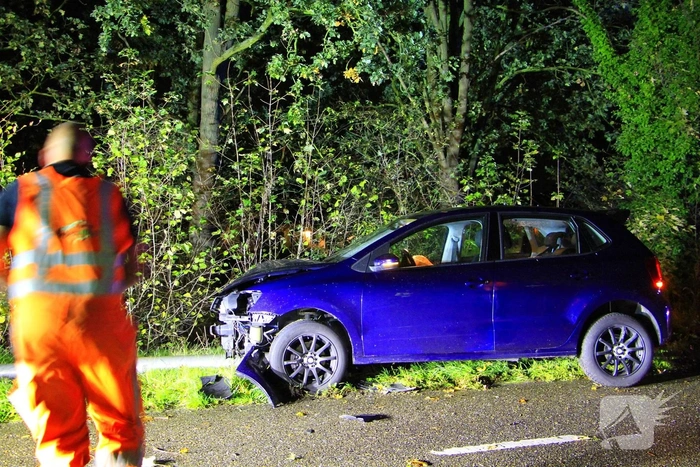 Auto crasht tegen lantaarnpaal na uit de bocht vliegen