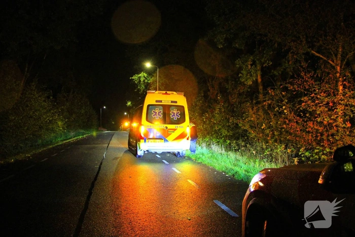 Auto crasht tegen lantaarnpaal na uit de bocht vliegen