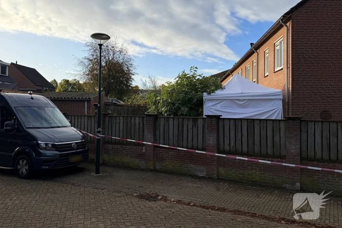 Dode vrouw aangetroffen , politie gaat uit van misdrijf
