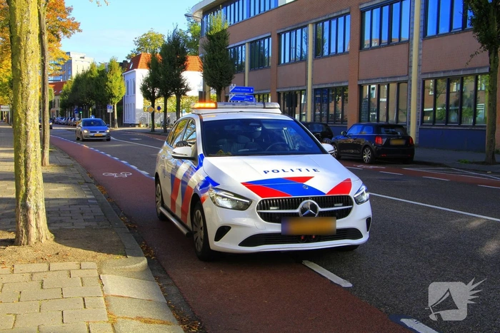 Scooterrijder botst op paaltje