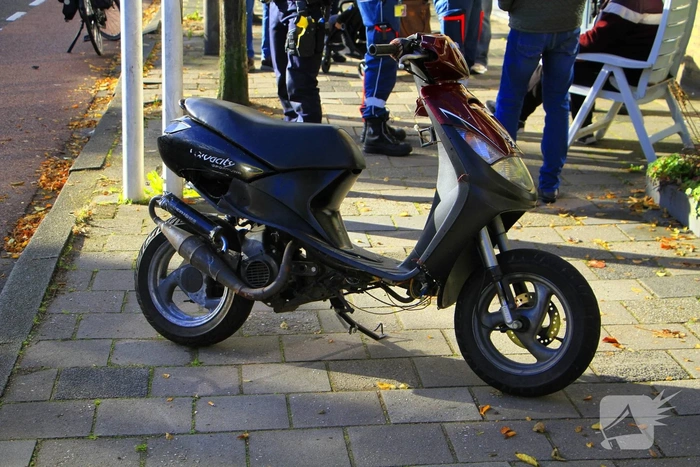 Scooterrijder botst op paaltje