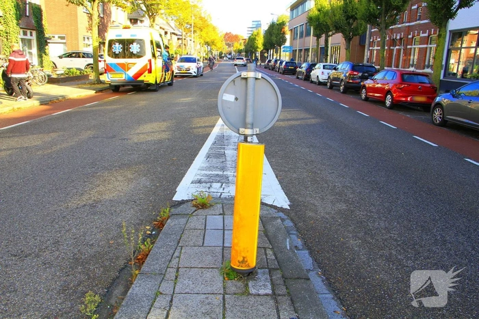 Scooterrijder botst op paaltje