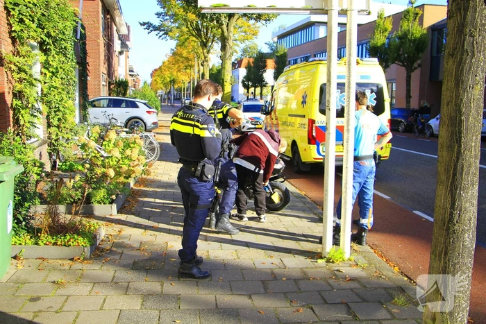 Scooterrijder botst op paaltje